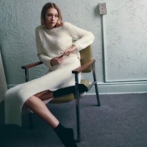 Zara a white perfect comfy FAUX FUR MIDI SKIRT. Size M